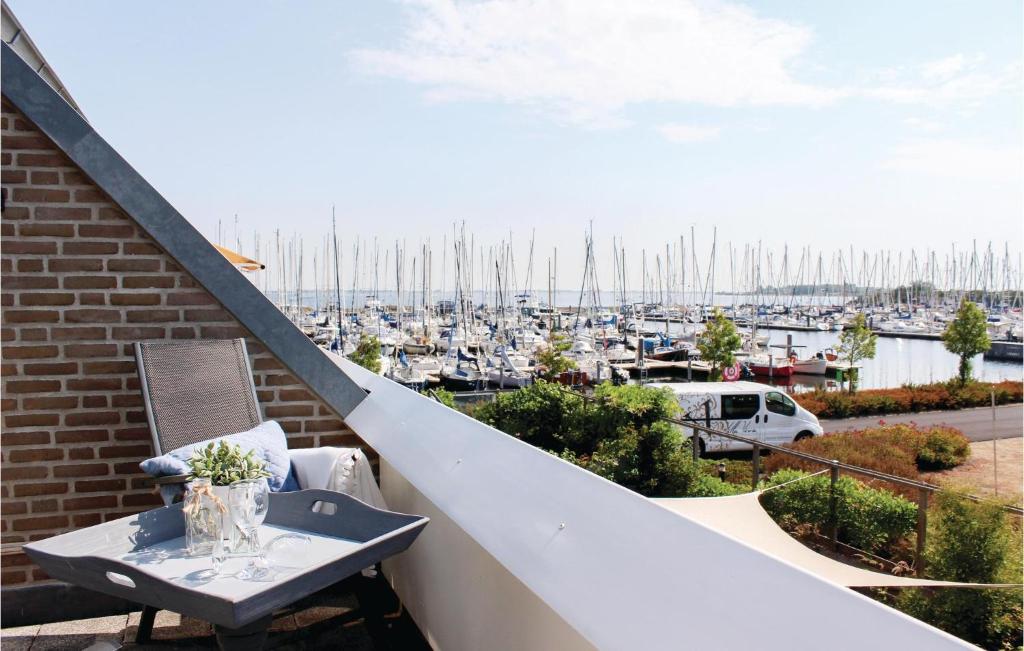 balcón con mesa y vistas al puerto deportivo en Stunning Home In Bruinisse With 2 Bedrooms And Wifi, en Bruinisse