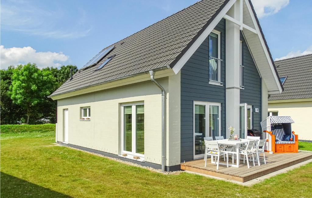 a small house with a deck and a table at Lovely Home In Büsum Nordsee Ressort in Büsum