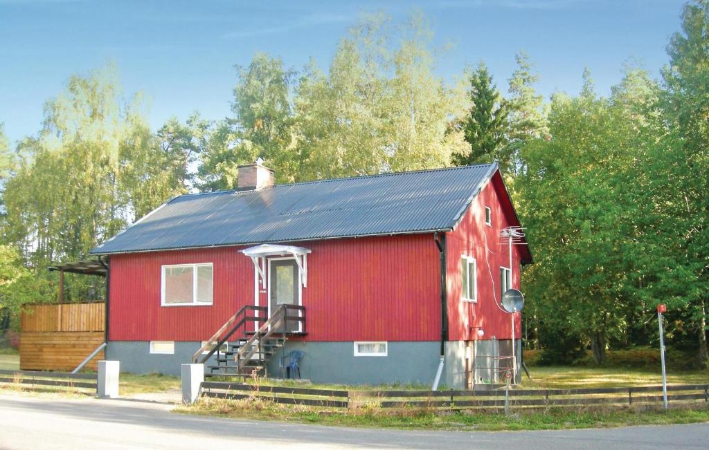 un granero rojo con techo negro en una calle en 2 Bedroom Gorgeous Home In Mlers, en Målerås