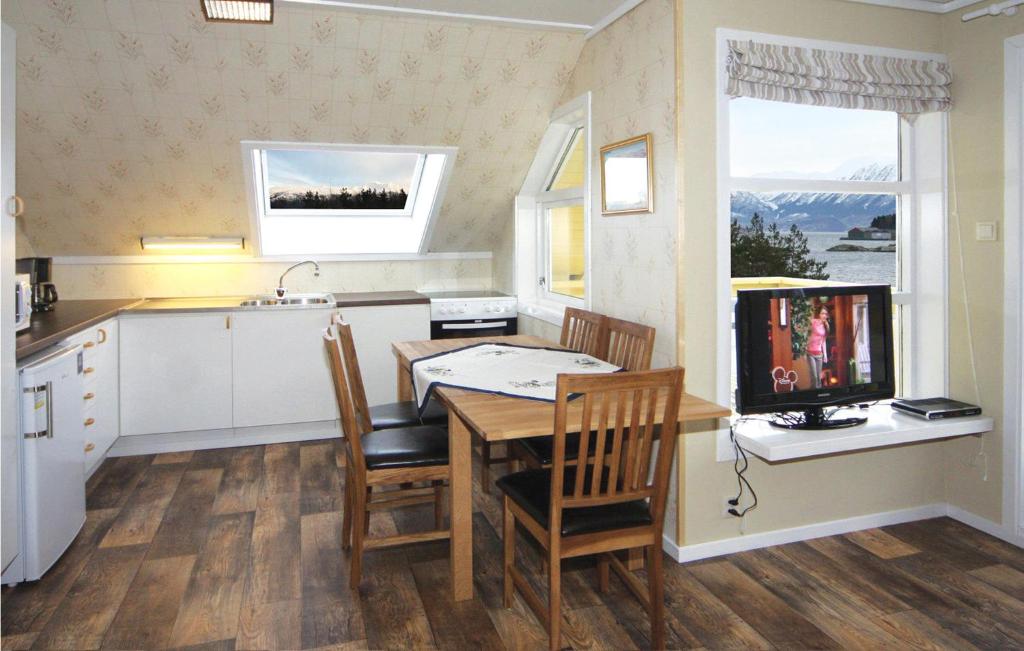 TV a/nebo společenská místnost v ubytování Cozy Home In Hatlestrand With Sauna