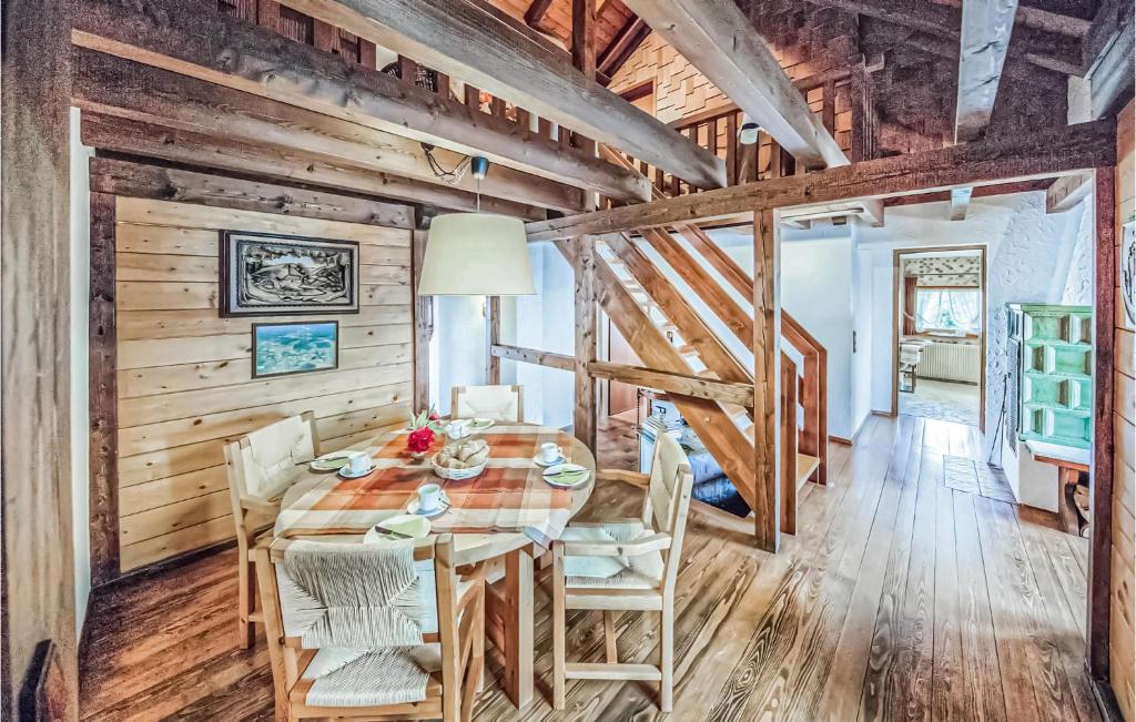 ein Esszimmer mit einem Holztisch und Stühlen in der Unterkunft Gorgeous Apartment In Schonach With House A Mountain View in Schonach