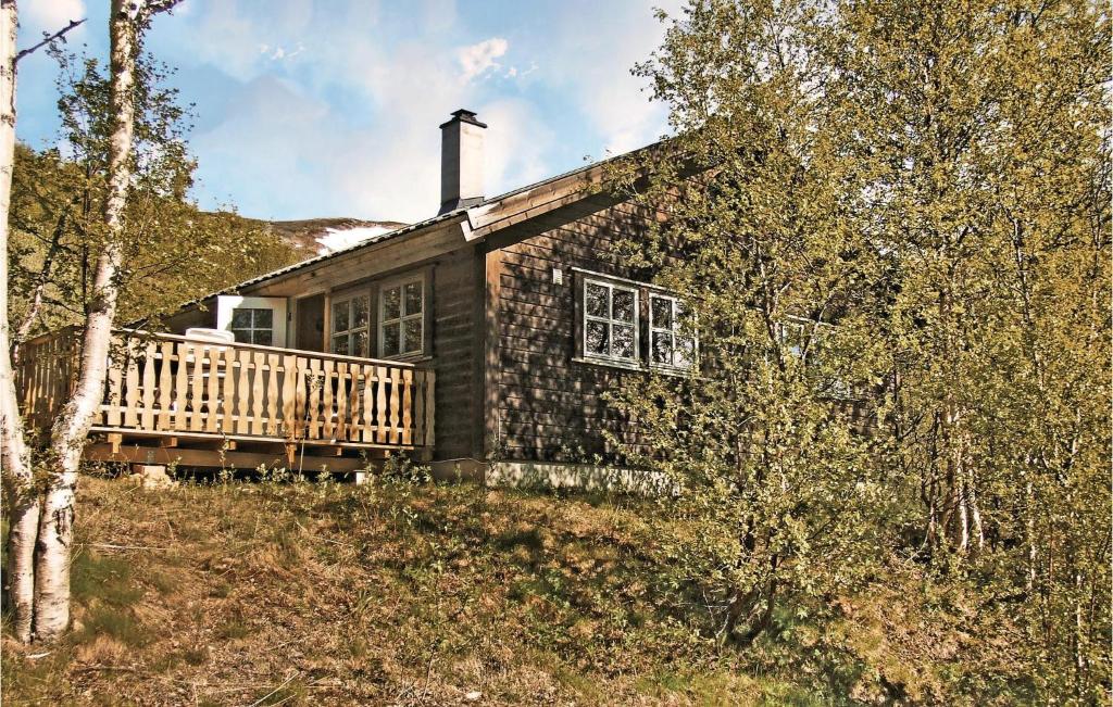 une maison en pierre avec une véranda et une terrasse dans l'établissement 5 Bedroom Amazing Home In Geilo, à Geilo