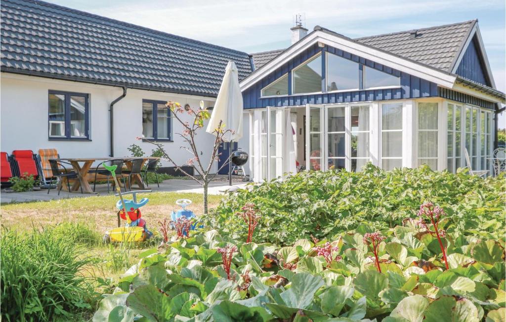 uma casa com um jardim em frente em Cozy Home In Ystad With Kitchen em Ystad