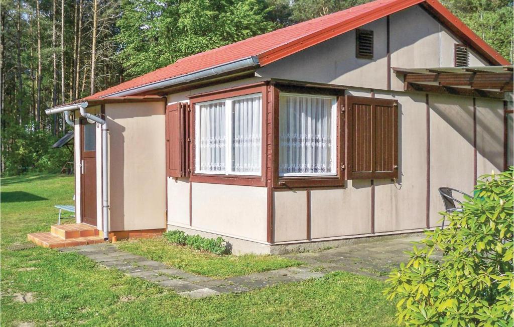 a small house with a red roof and two windows at Lovely Home In Boitzenburger Land With Kitchen in Jakobshagen