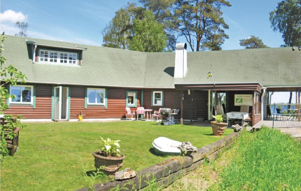 ein Haus mit Garten in der Unterkunft Amazing Home In Sknes Fagerhult With Sauna in Skånes Värsjö