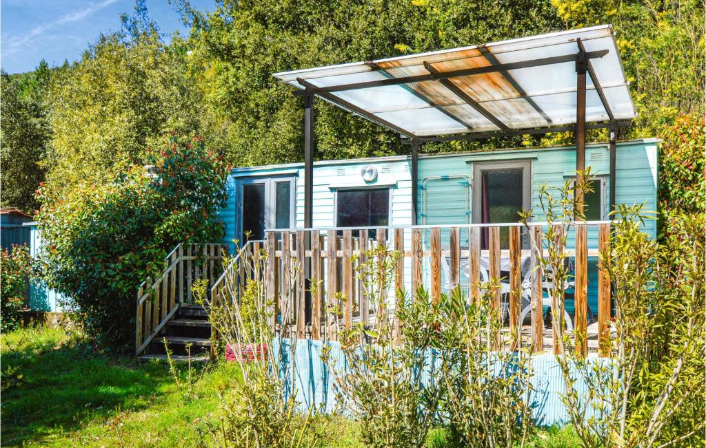 a blue tiny house with a wooden fence at 2 Bedroom Nice Home In Tavera in Tavera