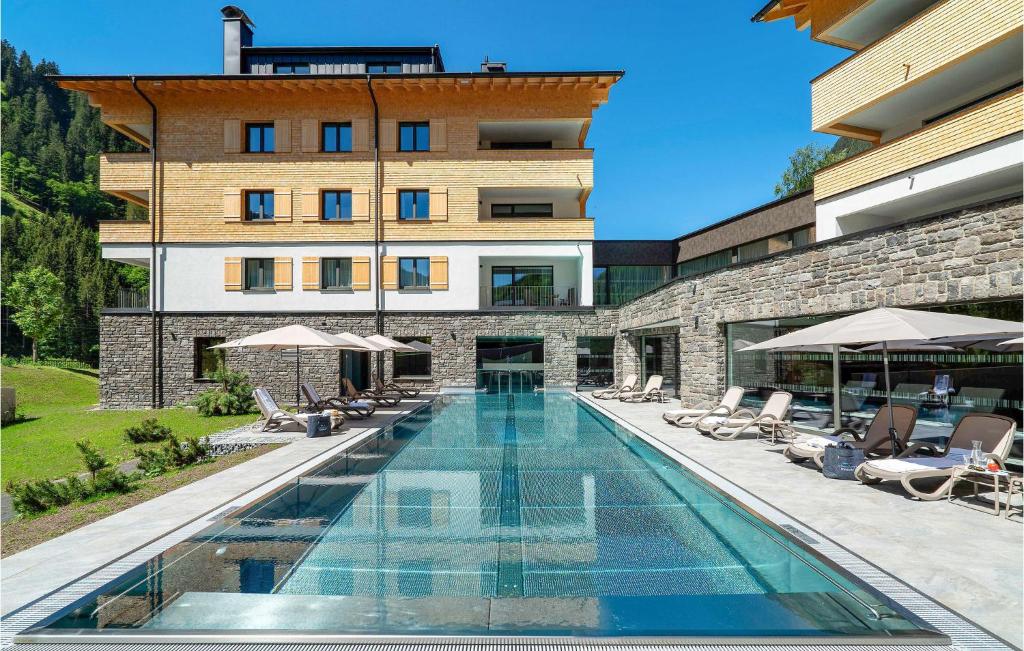 una piscina di fronte a un edificio di Nice Apartment In Klsterle With Kitchen a Klösterle am Arlberg