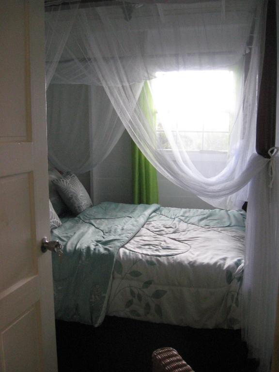 Postel nebo postele na pokoji v ubytování Palm Cottage