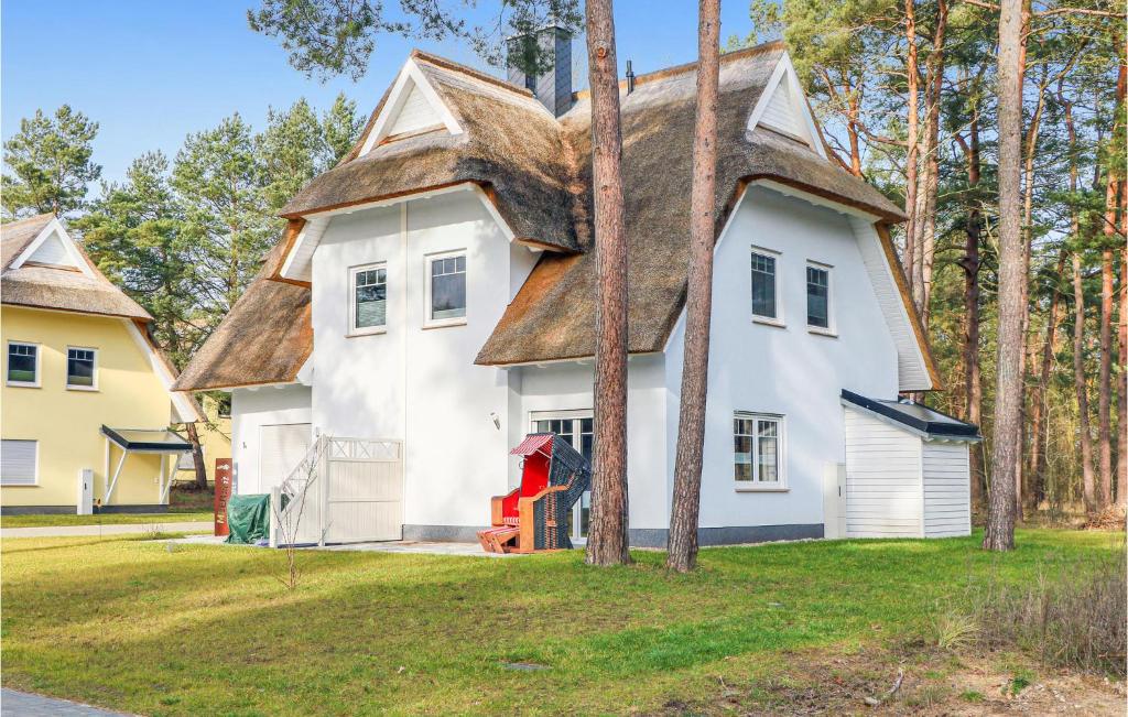 a house with a thatched roof at Reetdachhaus 11 Auf Usedom in Kutzow