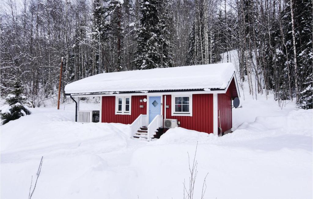 ein roter Schuppen mit Schnee im Wald in der Unterkunft Cozy Home In Sysslebck With House A Mountain View in Långav