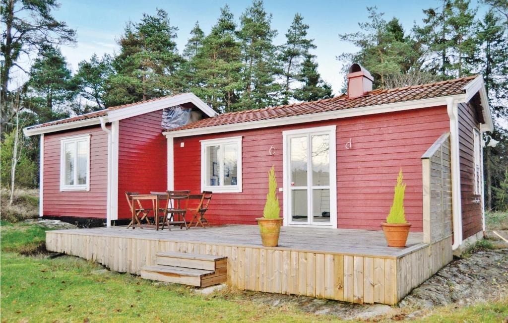 SundsandvikにあるNice Home In Henn With 2 Bedrooms And Wifiの赤小屋 木製デッキ