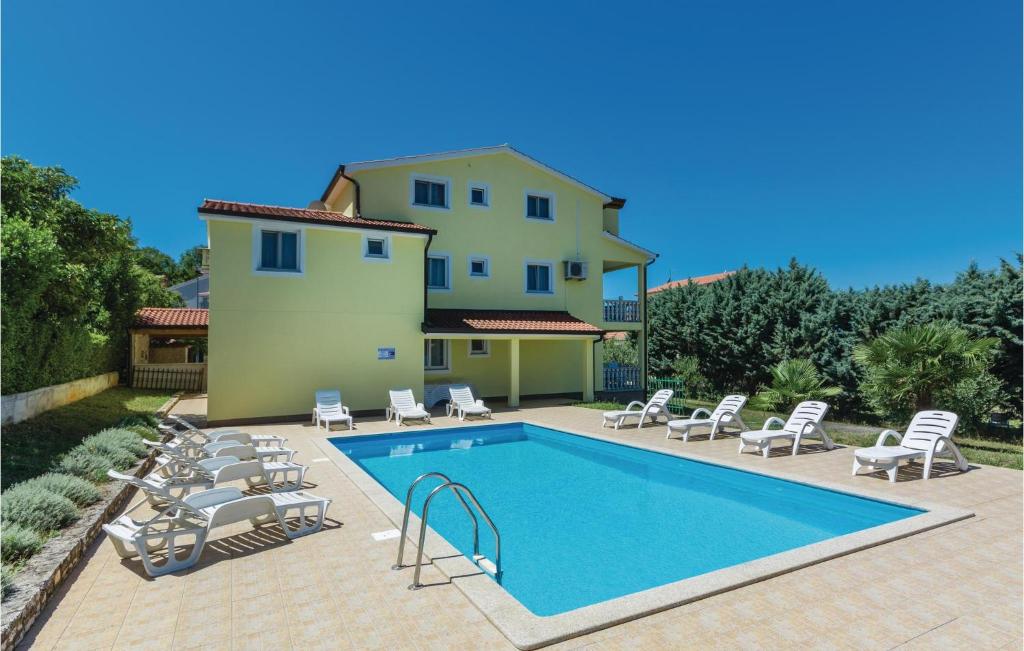 Villa con piscina frente a una casa en Nice Apartment In Porec With House A Panoramic View en Poreč
