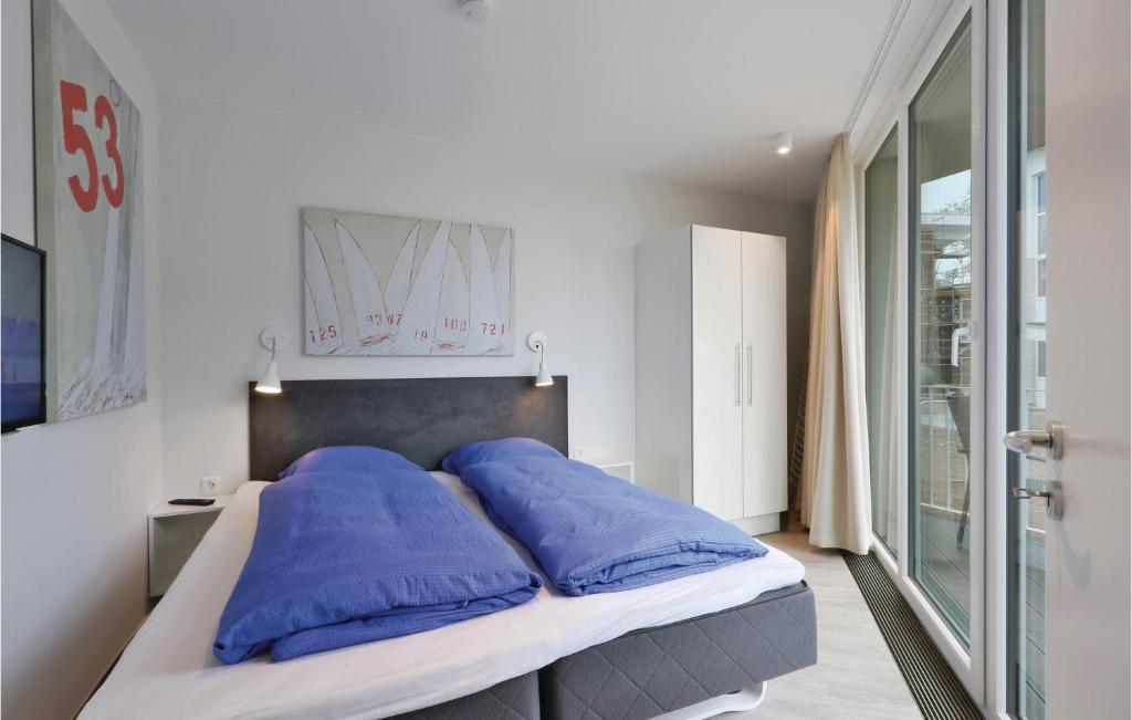 トラフェミュンデにあるDnenvilla Superiorのベッドルーム1室(青い枕のベッド1台付)