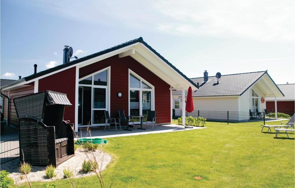 ein Haus mit einem großen Garten mit Grill in der Unterkunft Stunning Home In Dagebll With 2 Bedrooms, Sauna And Wifi in Dagebüll