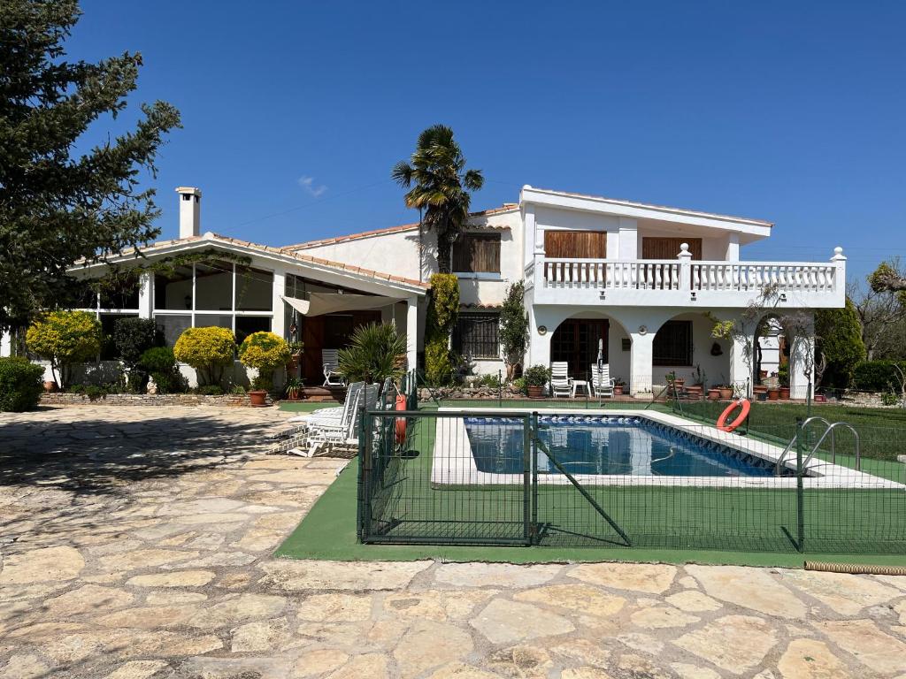 uma casa com uma piscina em frente em La Casita (Villa cerca de Peñíscola y Morella) em Sant Mateu