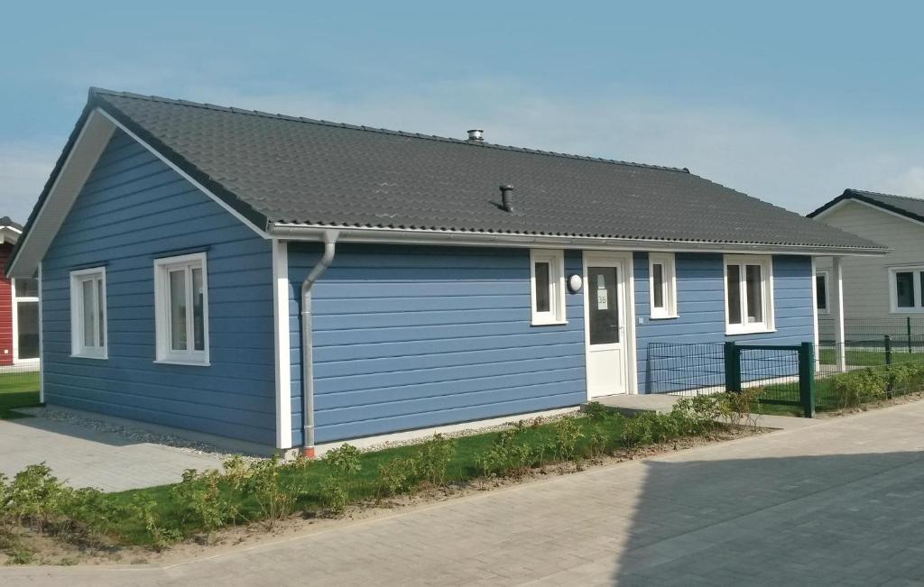 ダゲビュルにあるAmazing Home In Dagebll With Wifiの黒屋根の青い家