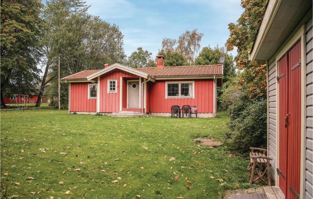 una casa roja con patio en 2 Bedroom Gorgeous Home In tran, en Bälshult