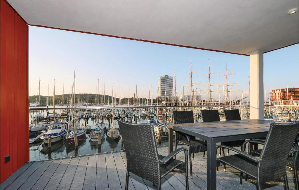 - Balcón con mesa y sillas y puerto deportivo en Passatvilla - Apartment 3, en Travemünde
