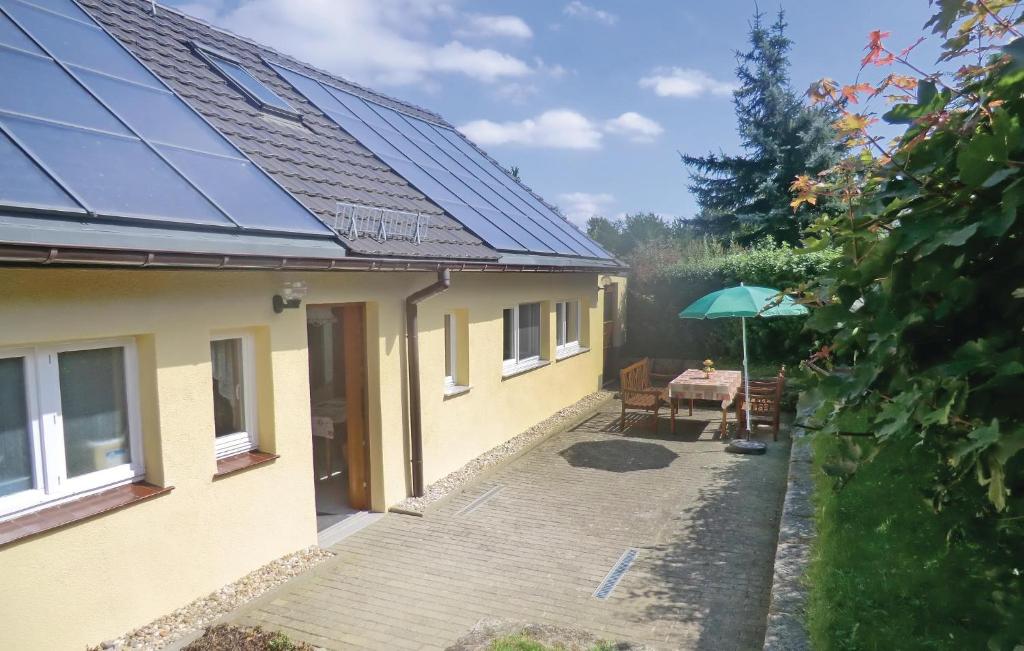 una casa con una mesa y una sombrilla en un patio en Gorgeous Home In Stolpen, Ot Lauterbach With Kitchen, en Stolpen