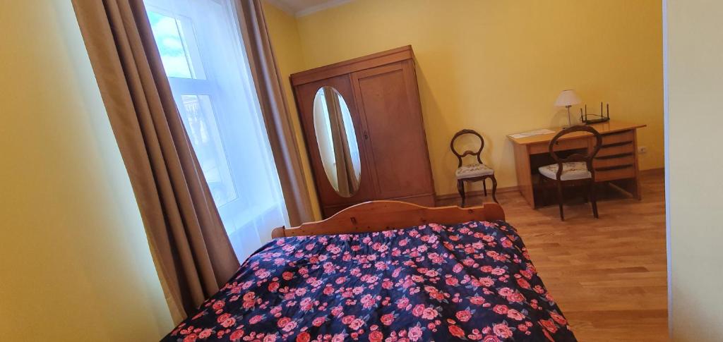 Ein Bett oder Betten in einem Zimmer der Unterkunft HOT RIGA Ernestines iela 7-1 enjoy the feel of home and history!