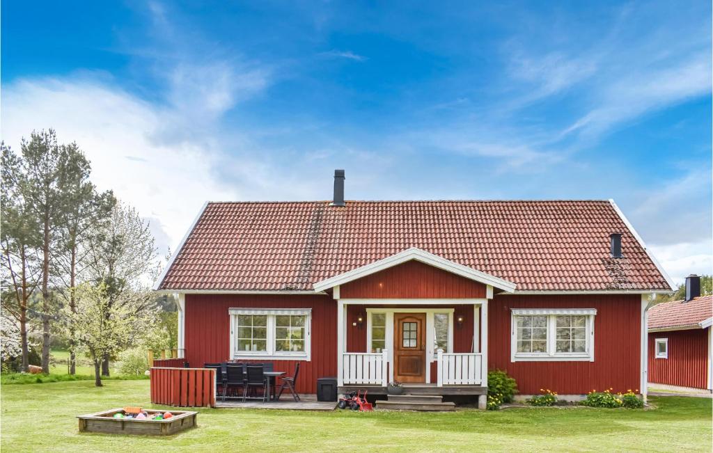 una casa roja con techo rojo en Amazing Home In Grnna With Kitchen, en Gränna