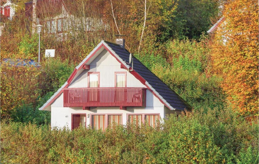 KemmerodeにあるFerienhaus 41 In Kirchheimの赤いバルコニー付きの小さな白い家