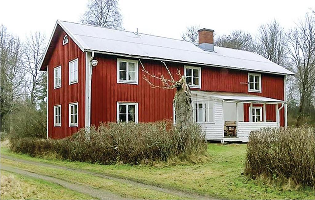 Södra NässjaにあるLovely Home In Skillingaryd With Kitchenの白と赤の納屋