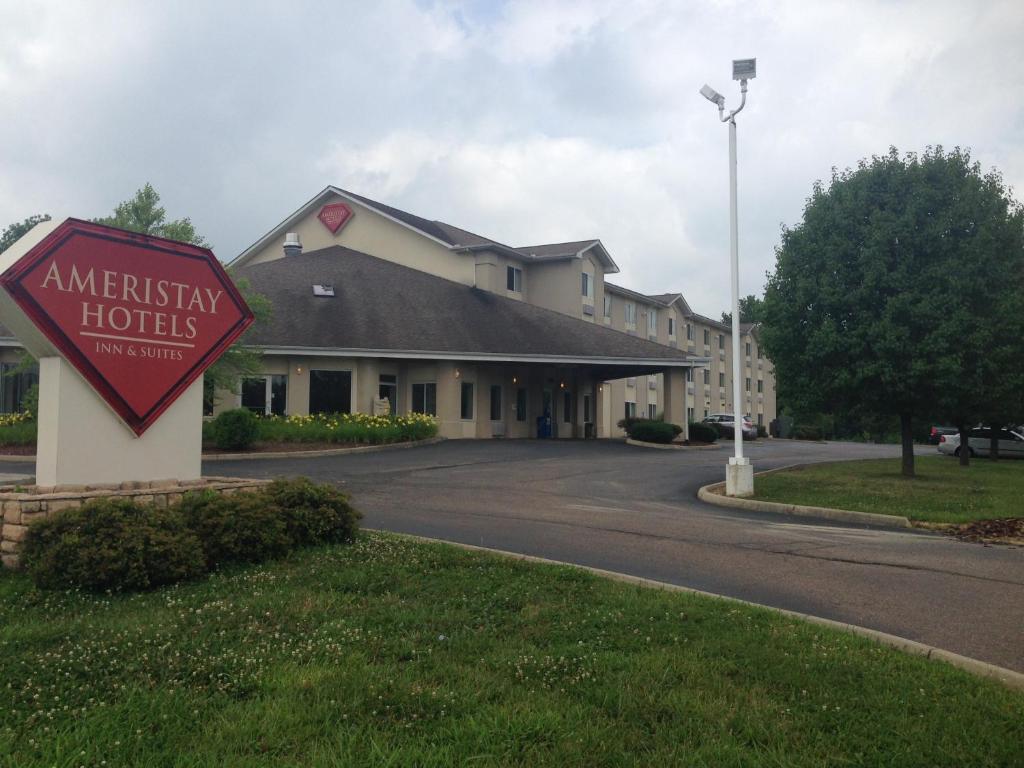 un hotel con un cartello che indica l'hotel delle ambasciate di Ameristay Inn & Suites a Waverly