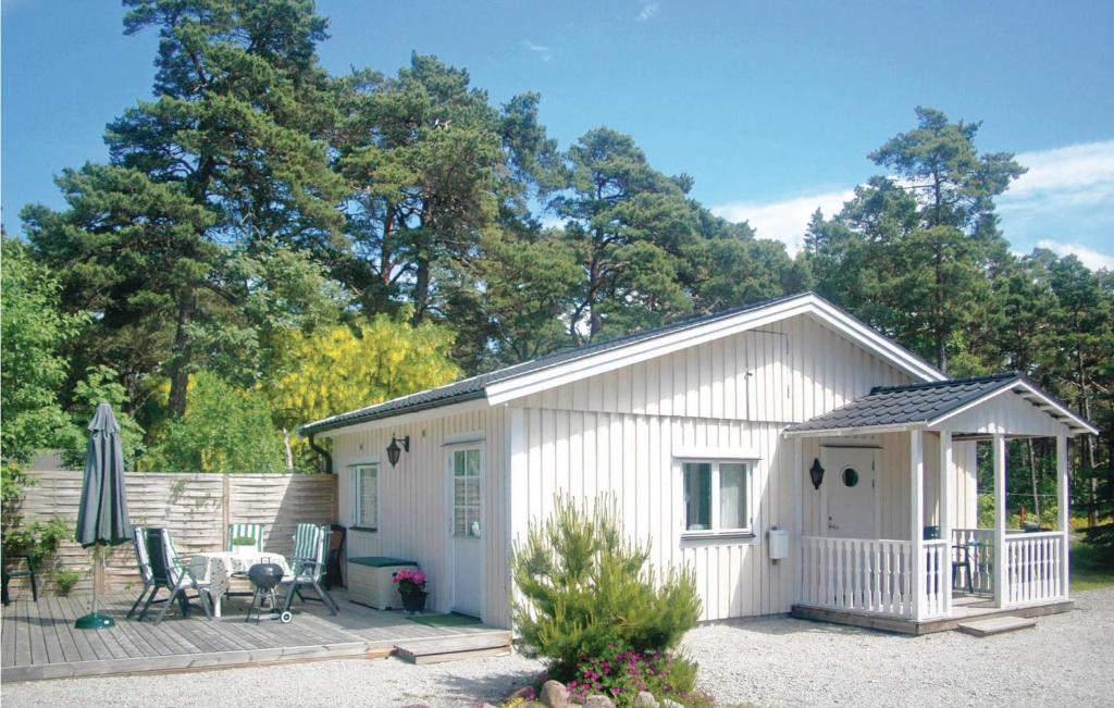 un piccolo capanno bianco con patio e tavolo di Villa Skogshem a Visby