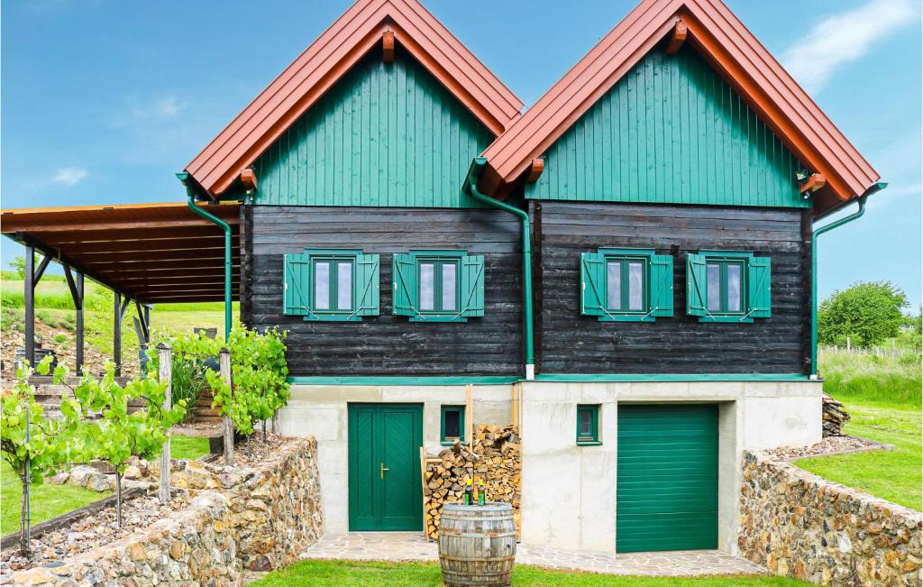 una casa con puertas verdes y techo verde en Beautiful Home In Kohfidisch With Kitchen, en Kohfidisch