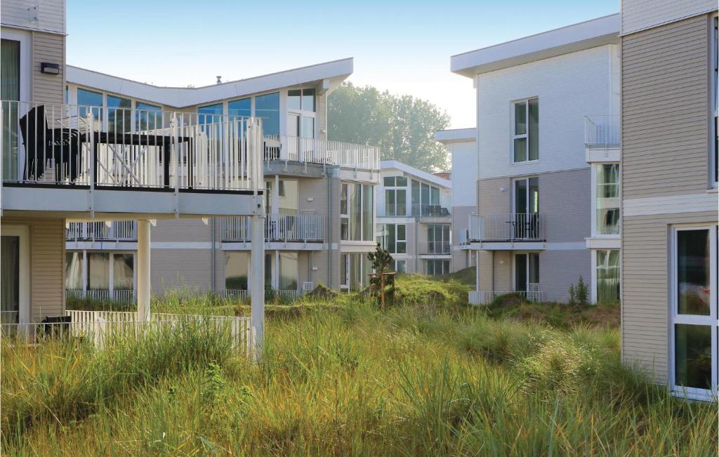 een rij appartementen in een grasveld bij Dnenvilla Penthouse Superior in Travemünde