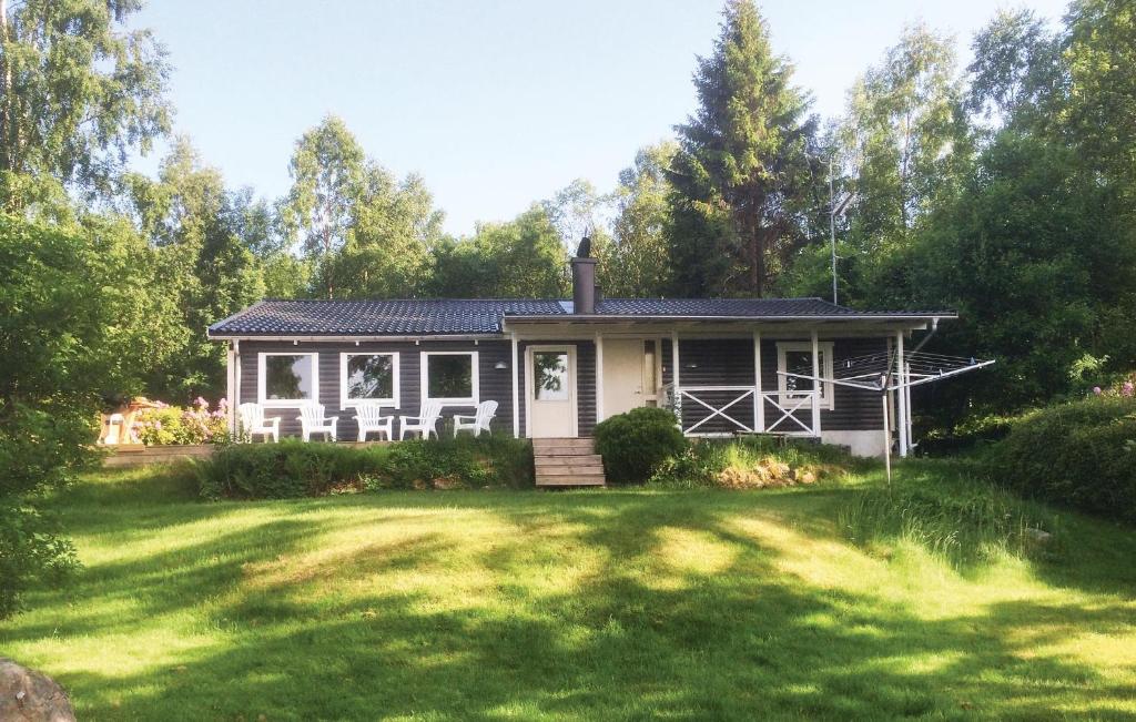 ein weißes Haus mit Rasen davor in der Unterkunft Nice Home In rkelljunga With Kitchen in Fasalt