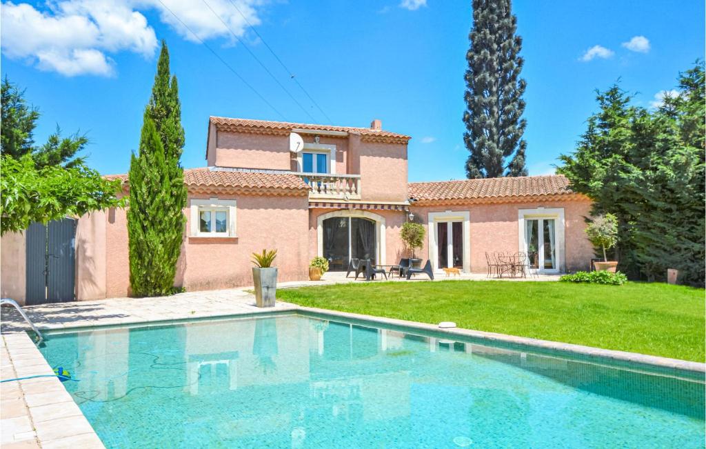 Villa con piscina frente a una casa en Beautiful Home In Eyguieres With 4 Bedrooms, Wifi And Outdoor Swimming Pool, en Eyguières