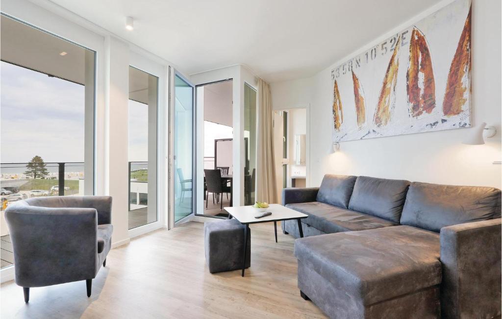 un soggiorno con divano e tavolo di Nice Apartment In Lbeck Travemnde With Sauna a Travemünde