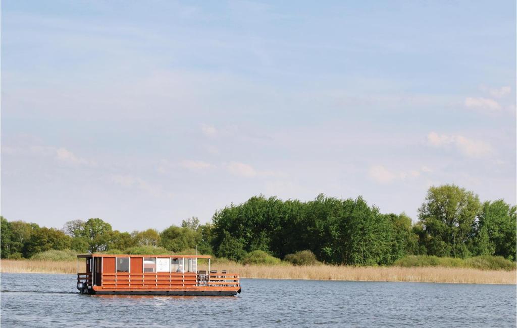 ein kleines Boot im Wasser auf einem See in der Unterkunft Amazing Ship-boat In Radewege With 2 Bedrooms in Radewege