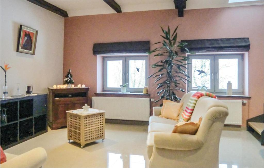 sala de estar con sofá y 2 ventanas en 1 Bedroom Gorgeous Home In Basbellain, en Basbellain