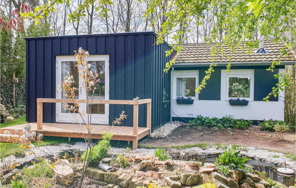 ein blau-weißes winziges Haus in einem Garten in der Unterkunft Nice Home In Exloo With Kitchen in Exloo