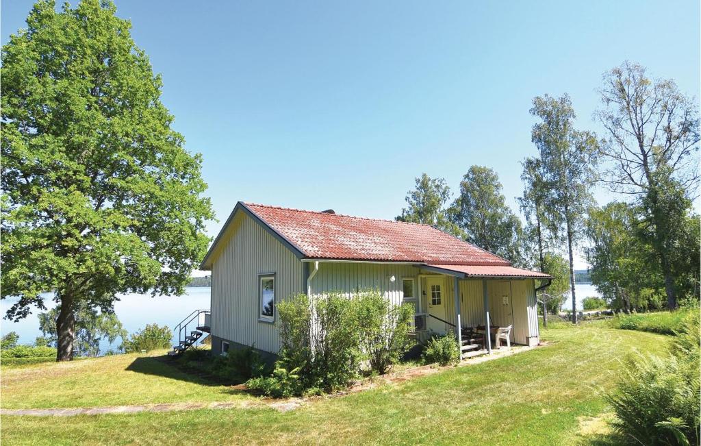 ein kleines gelbes Haus mit rotem Dach auf einem Grasfeld in der Unterkunft 2 Bedroom Nice Home In Bengtsfors in Gustavsfors