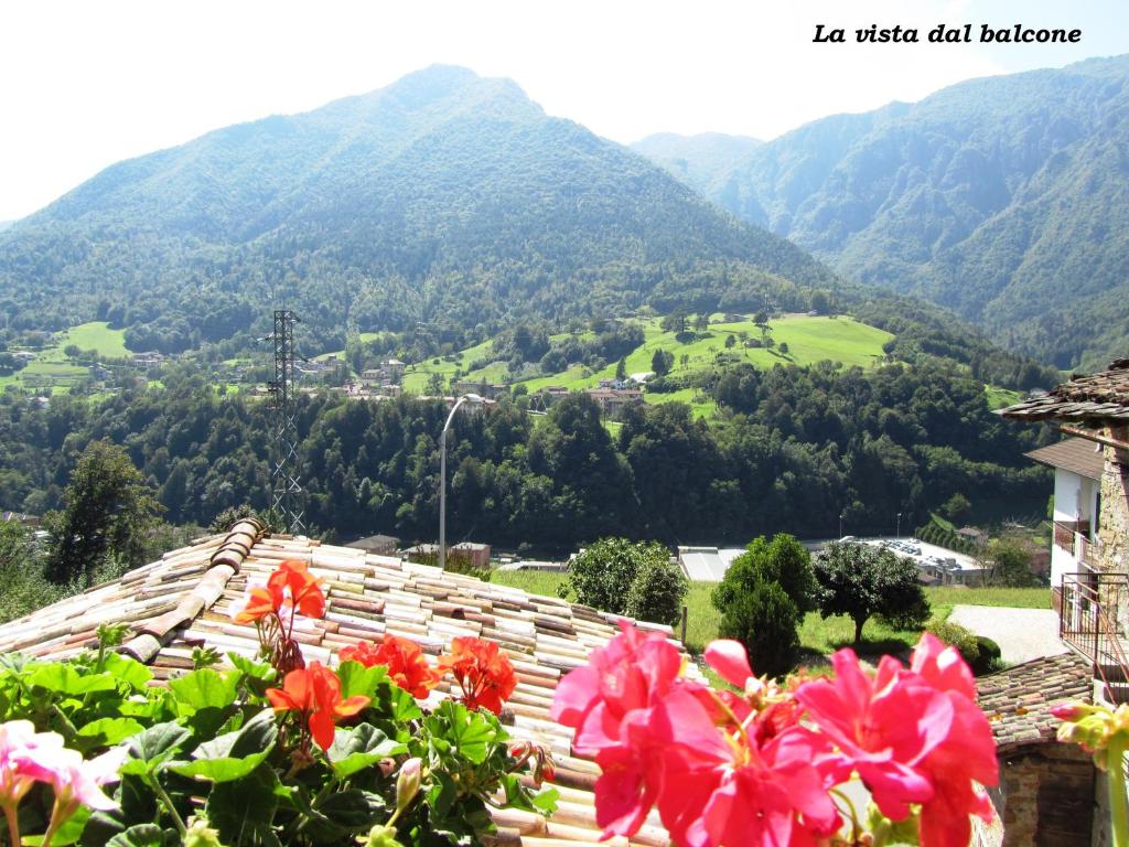 uitzicht op de bergen vanaf het dak van een huis bij B&B Sopra il Portico in San Giovanni Bianco
