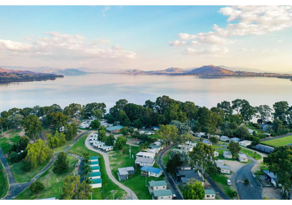widok z góry na miasto obok zbiornika wodnego w obiekcie Discovery Parks - Lake Hume, New South Wales w mieście Lake Hume