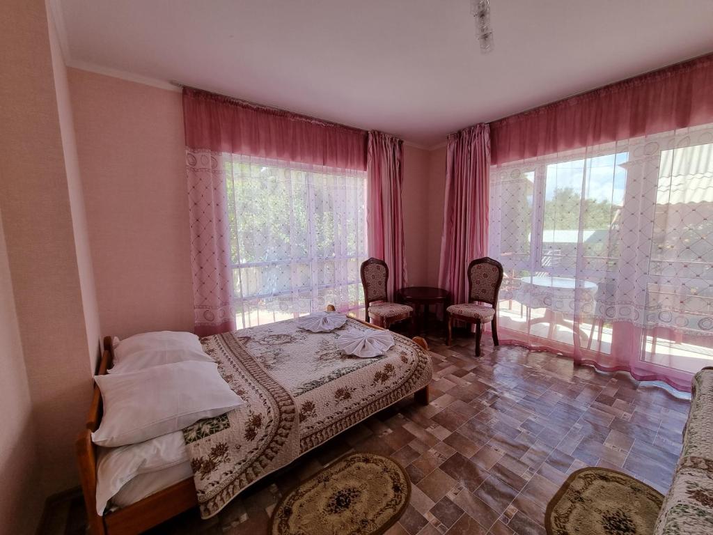 Postel nebo postele na pokoji v ubytování Guest House Moryachka