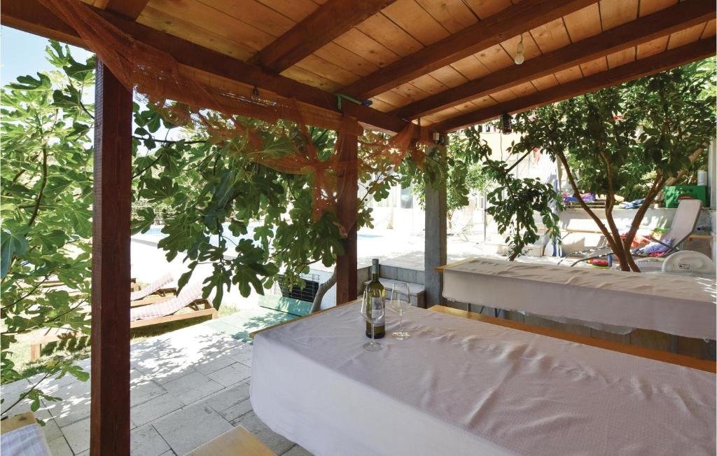 Fotografia z galérie ubytovania Two-Bedroom Apartment Zrnovnica With Sea View 06 v destinácii Žrnovnica