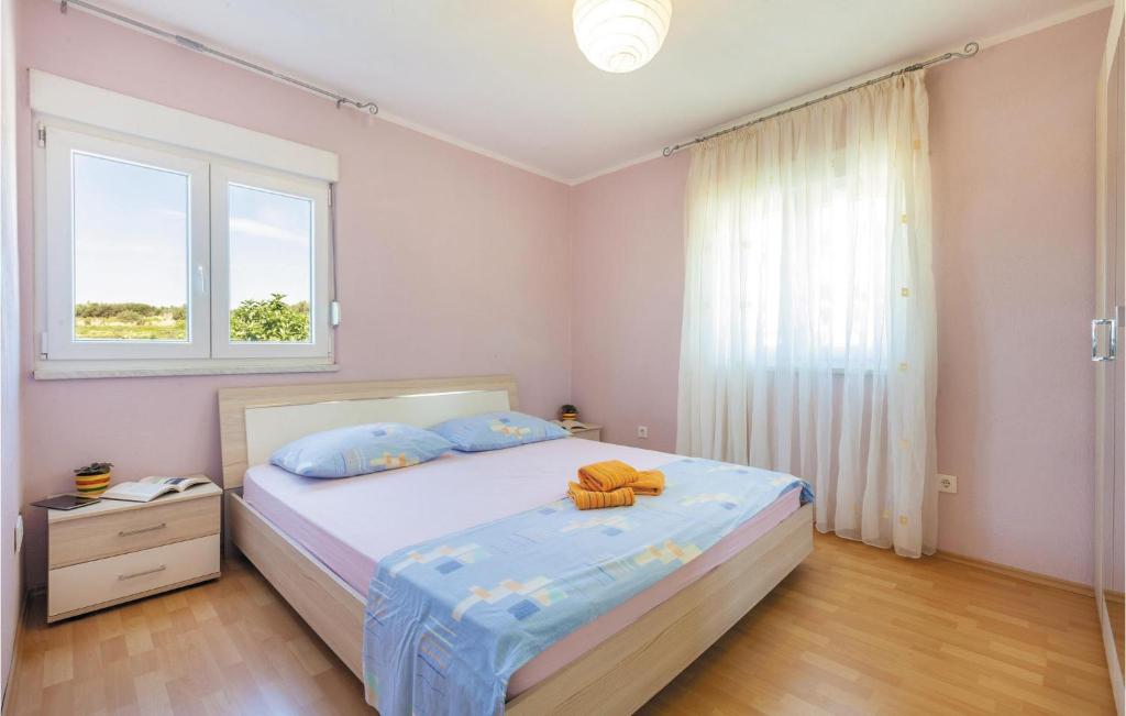 Posteľ alebo postele v izbe v ubytovaní Two-Bedroom Apartment Zrnovnica With Sea View 06