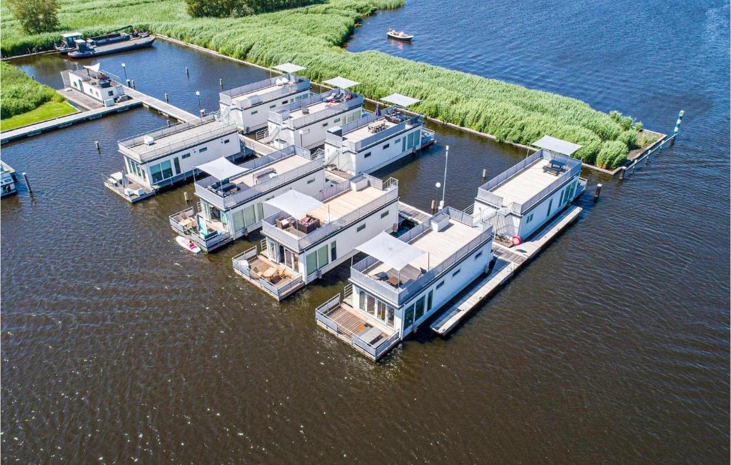 uma vista aérea de um grupo de casas na água em Aqualiving em Aalsmeer