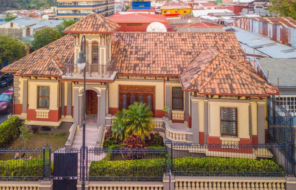 uma casa amarela com telhado de azulejo em Amon Mansión em San José