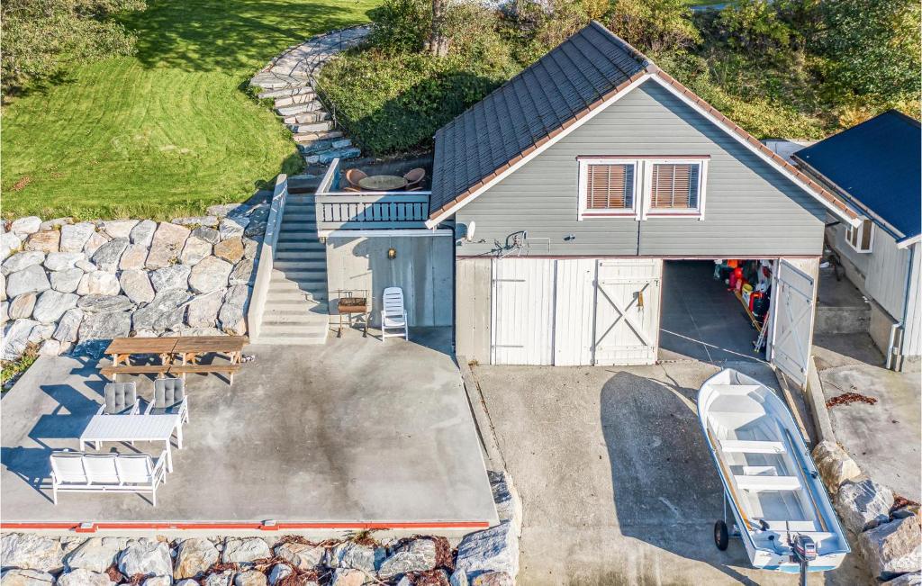 uma vista superior de uma casa com garagem em Nice Home In Hundeidvik With Ethernet Internet em Hundeidvik