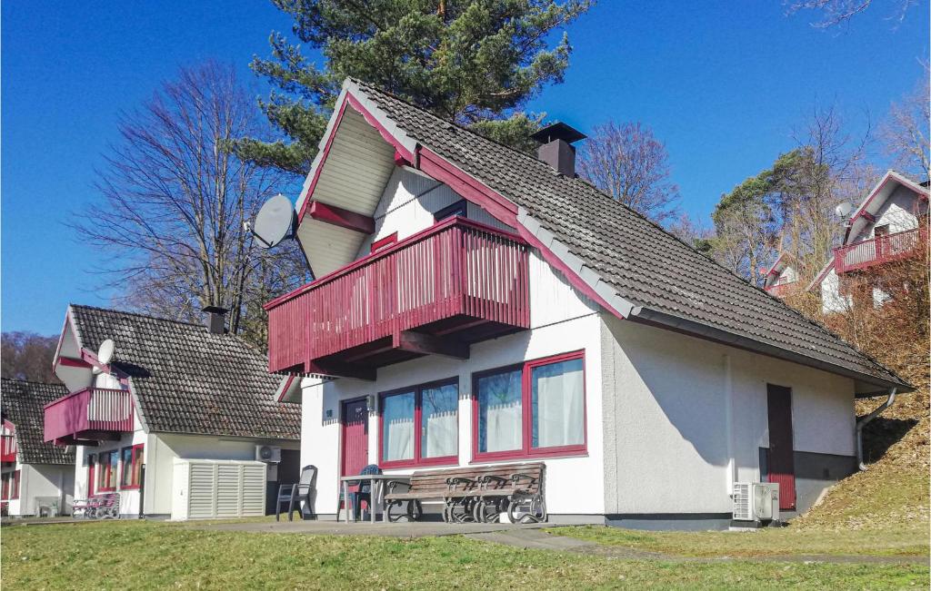 una casa de color rojo y blanco en Ferienhaus 18 In Kirchheim, en Kemmerode
