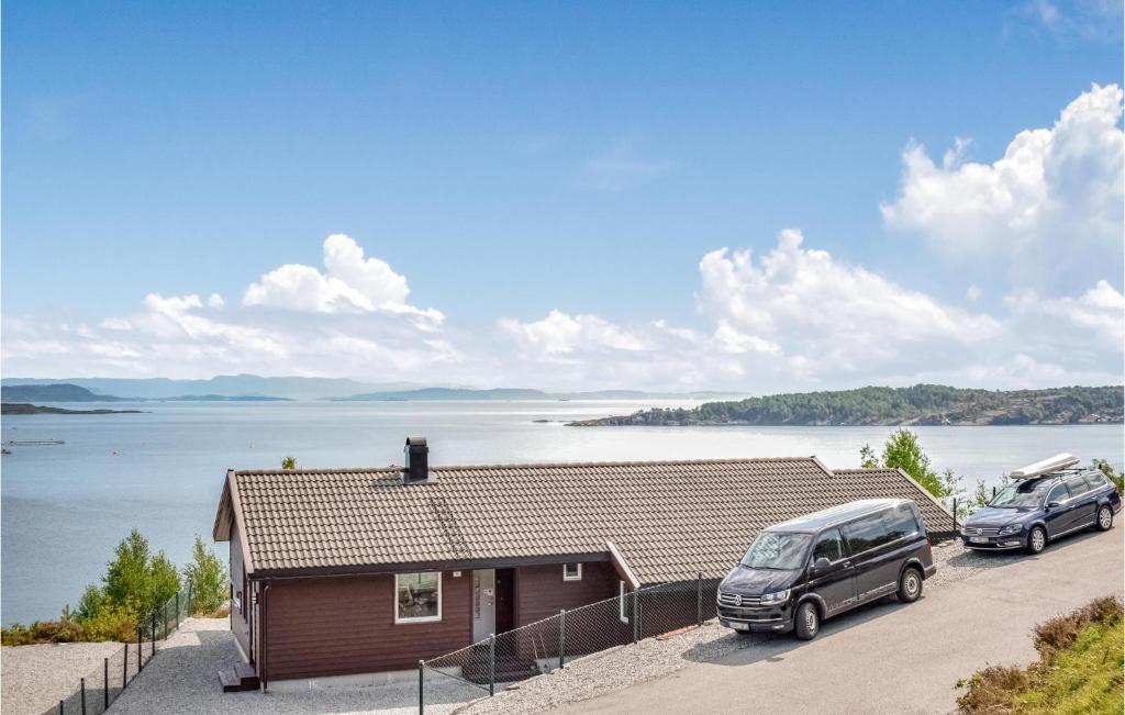 NedstrandにあるStunning Home In Nedstrand With 5 Bedrooms, Sauna And Wifiの家の隣の駐車場に2台駐車