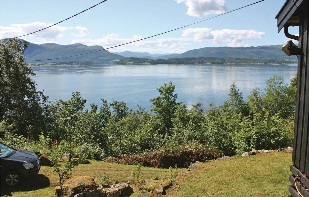 uma vista para um lago a partir de uma casa em Idavolden em Stangvik