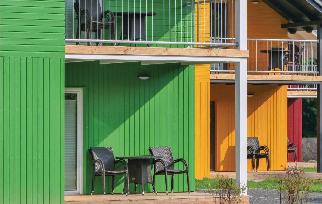 een groep stoelen en een tafel voor een gebouw bij Ferienhausdorf Thale in Thale